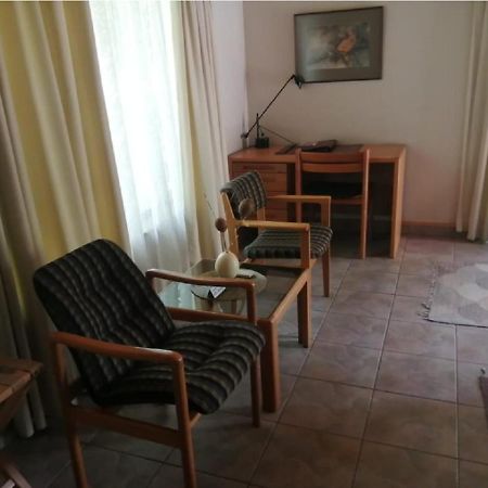 Hotel Pension Palmquell Klein Windhoek Bagian luar foto