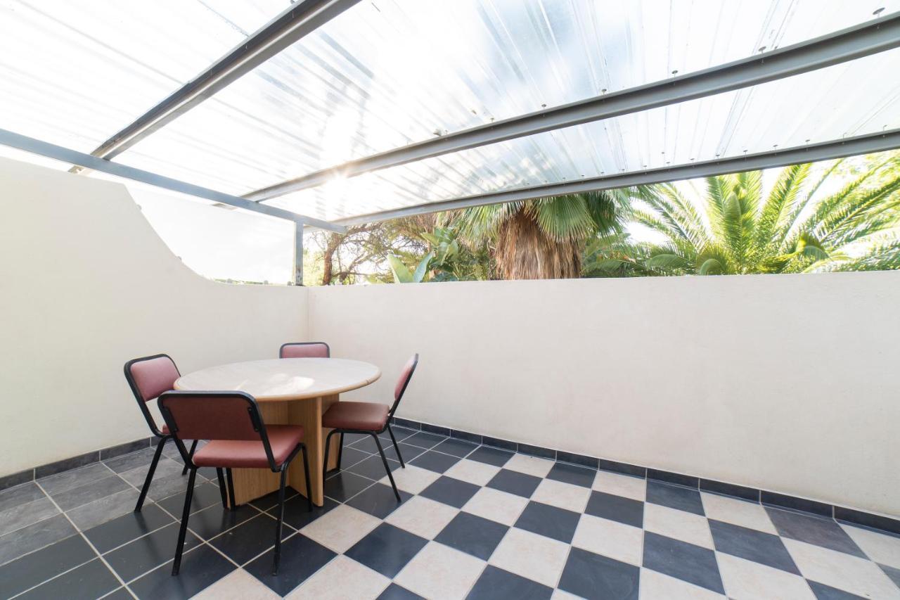 Hotel Pension Palmquell Klein Windhoek Bagian luar foto