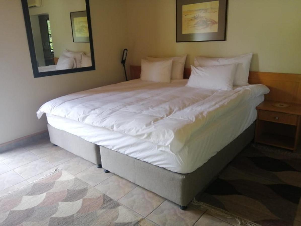 Hotel Pension Palmquell Klein Windhoek Bagian luar foto