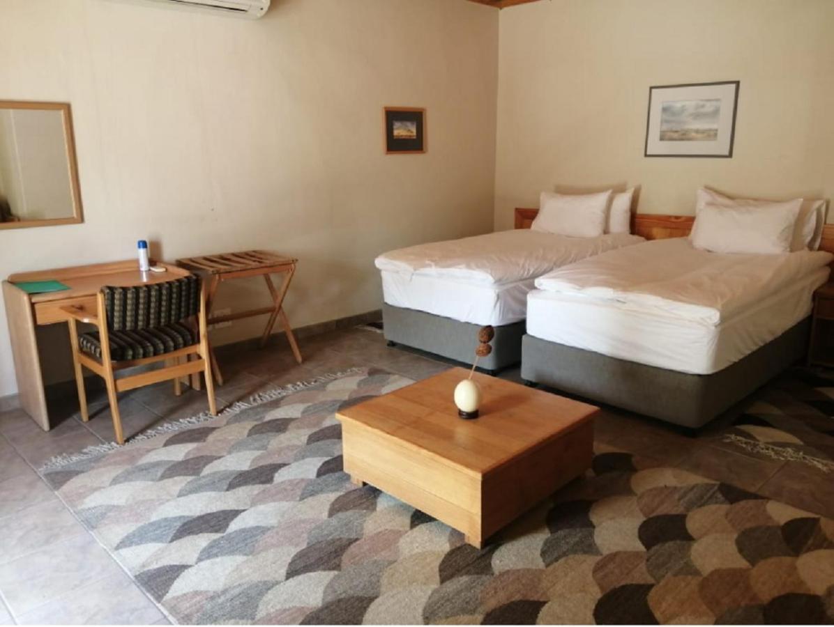 Hotel Pension Palmquell Klein Windhoek Bagian luar foto