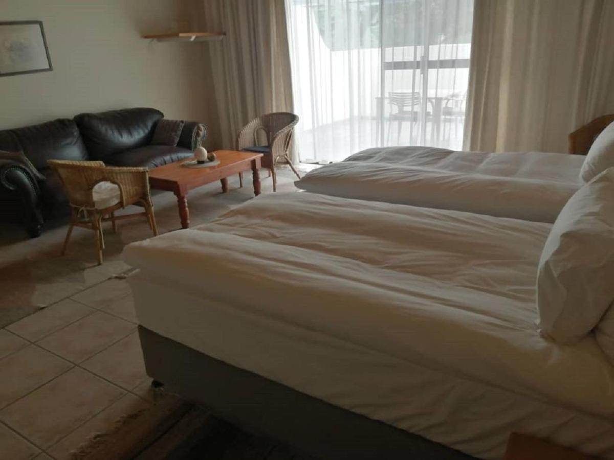 Hotel Pension Palmquell Klein Windhoek Bagian luar foto