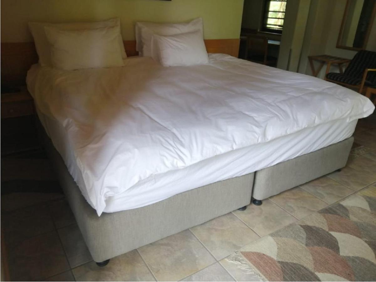 Hotel Pension Palmquell Klein Windhoek Bagian luar foto